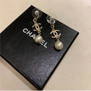 Chanel 10A Cc Pearl Drop Earring Ivory Glass Pear